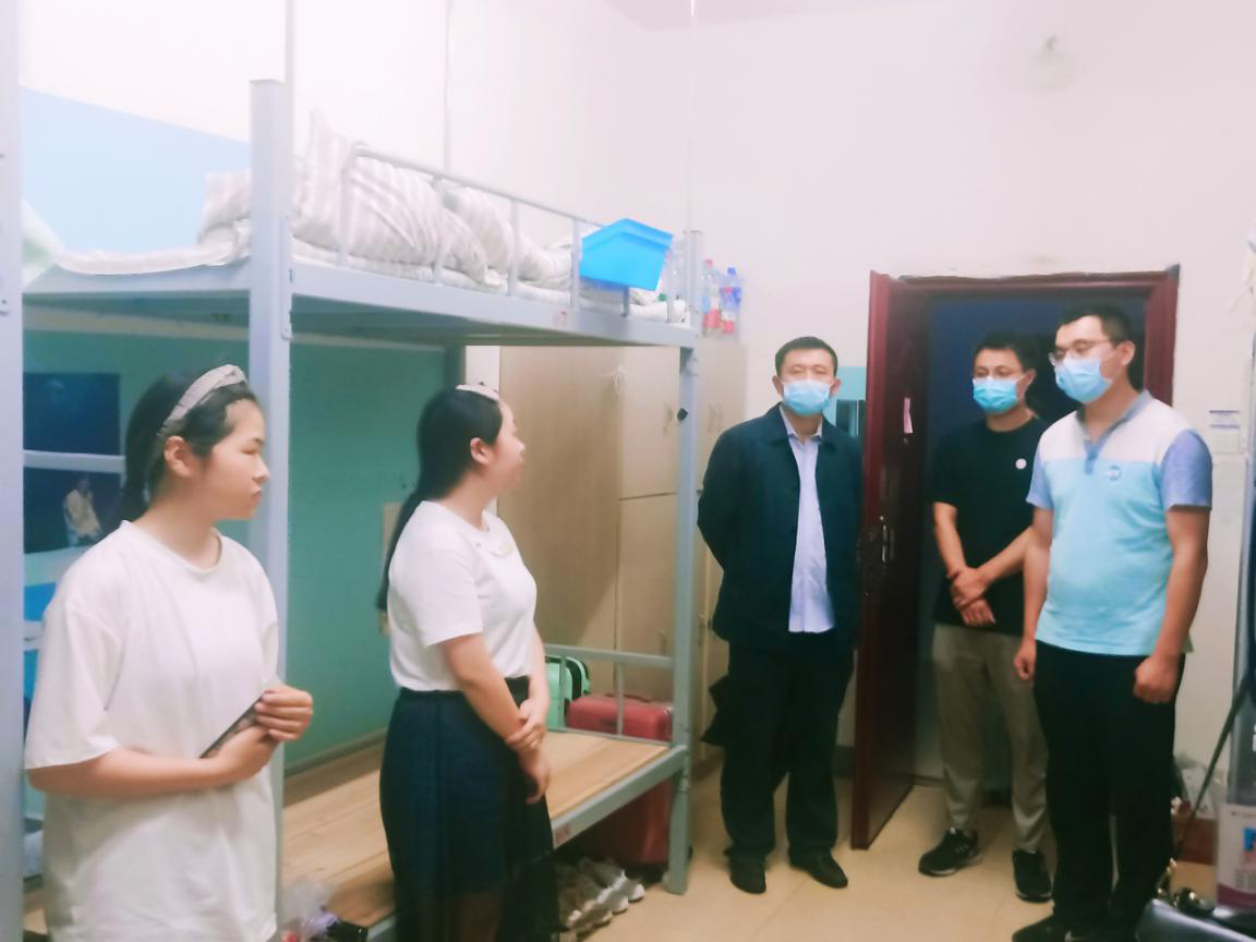 郭智伟查看学生寝室1