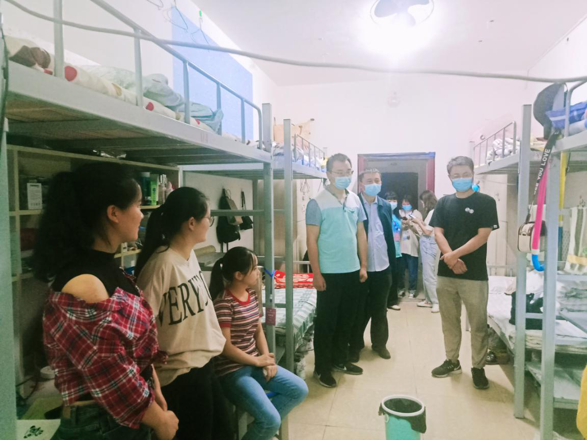 郭智伟查看学生寝室2